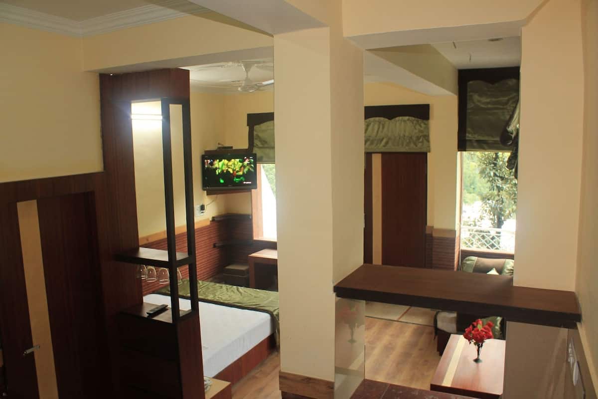 Memory foam beds, minibar, desk, laptop workspace