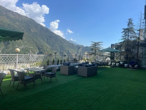 2 restaurants, breakfast, lunch, dinner served; Asian cuisine 