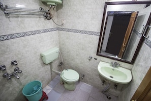 Shower, free toiletries