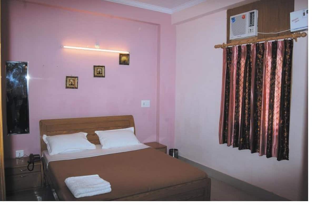 Standard Room | In-room safe, desk, soundproofing, free WiFi
