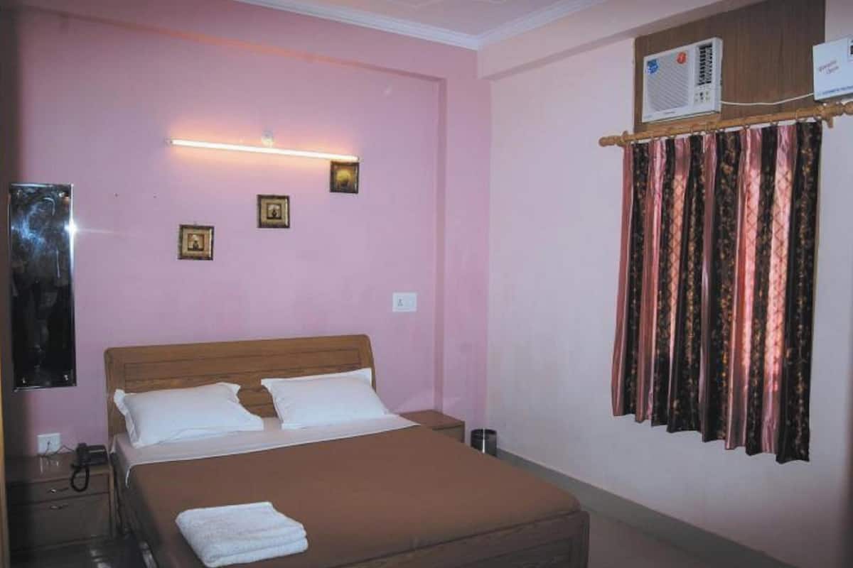 In-room safe, desk, soundproofing, free WiFi