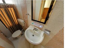 Deluxe Room | Bathroom | Free toiletries, towels
