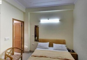 In-room safe, desk, soundproofing, free WiFi