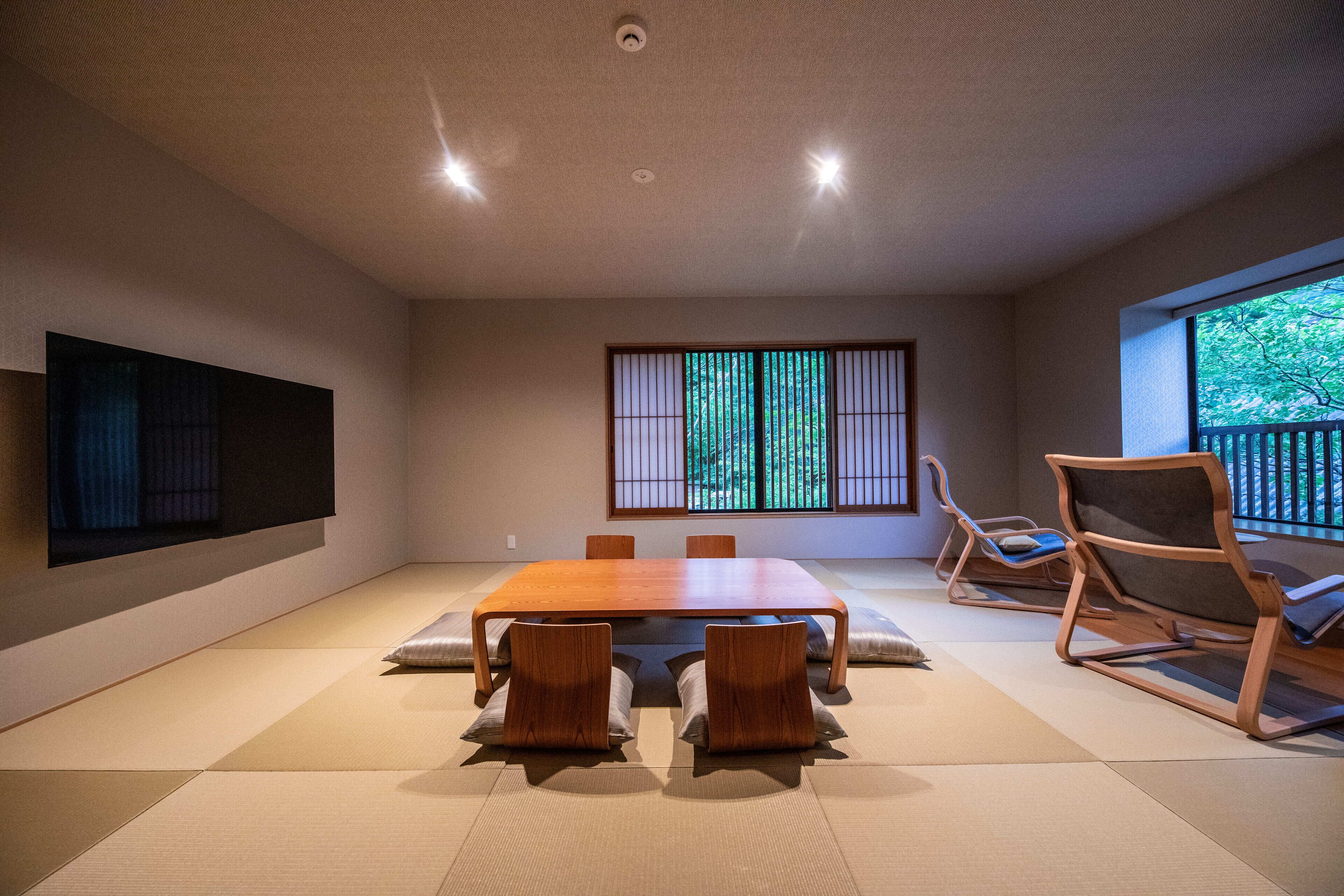 Een traditionele Japanse kamer met tatami vloeren, een lage houten tafel en verschuifbare deuren.