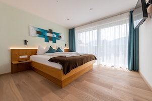 Apartamento superior, 1 habitación, balcón (50 Square Meters) | Ropa de cama hipoalergénica, caja fuerte, escritorio