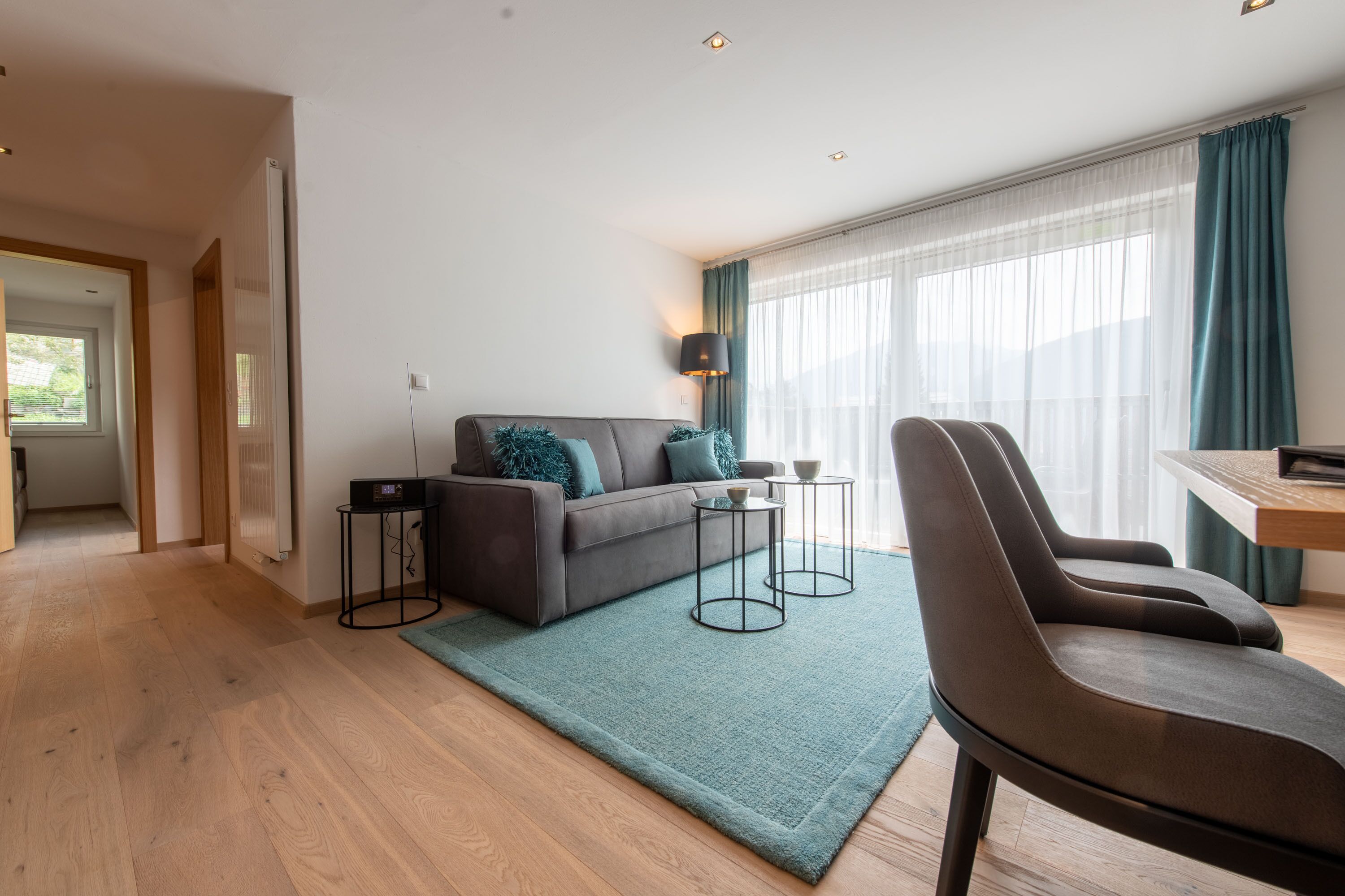 Superior-Apartment, 1 Schlafzimmer, Balkon (50 Square Meters) | Wohnbereich | 32-Zoll-LED-Fernseher mit Satellitenempfang, Fernseher