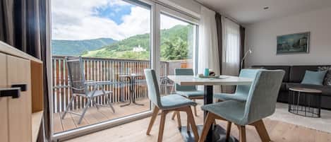 Appartement Supérieur, 1 chambre, balcon (41 Square Meters) | Coin séjour | Télévision LED de 32 pouces avec chaßnes par satellite, télévision