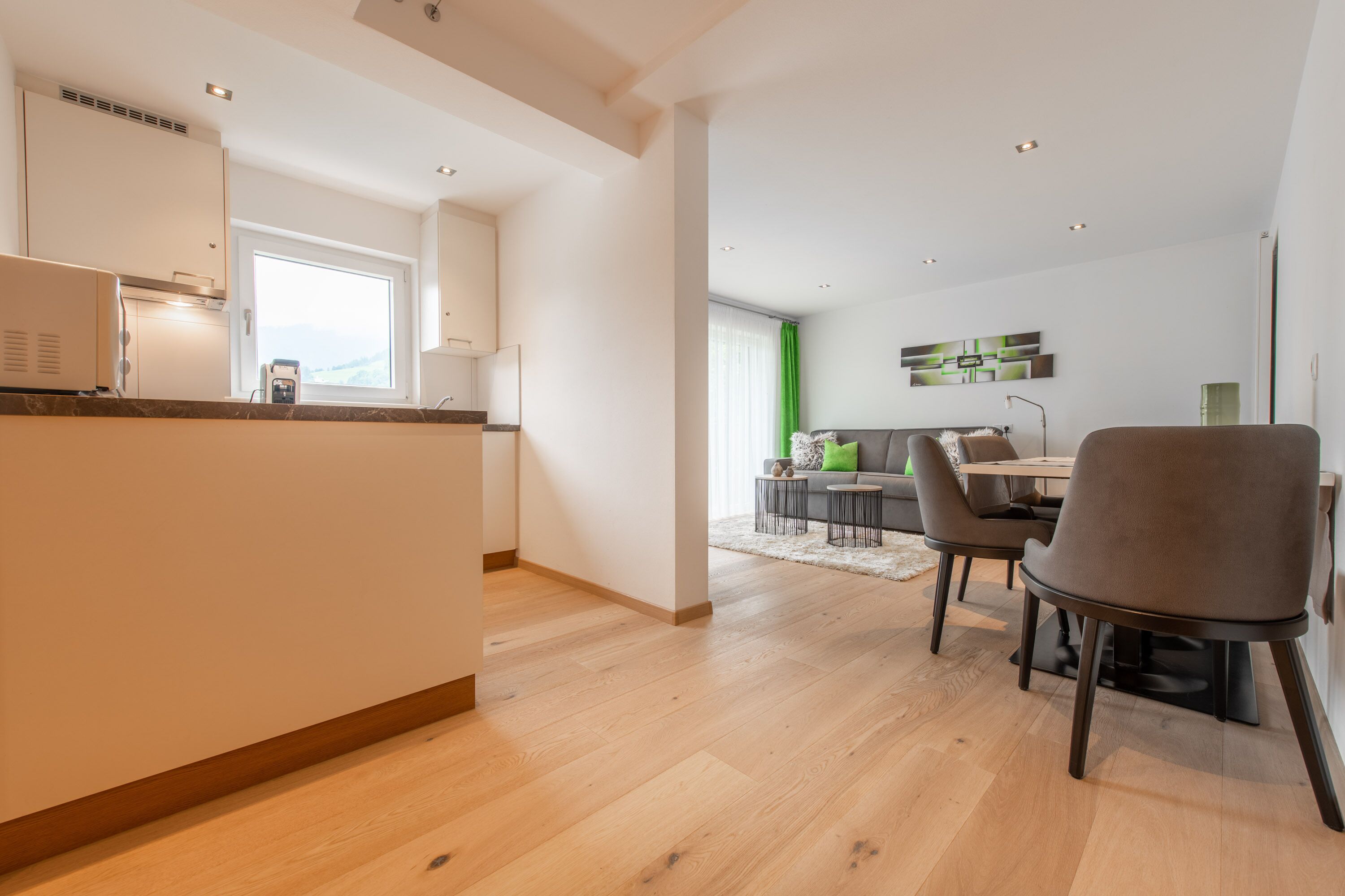 Apartamento superior, 1 quarto, sacada (45 Square Meters) | Área de estar | TV LED 32 polegadas com canais via satélite, TV