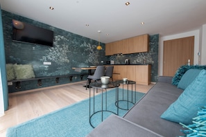 Superior-huoneisto, 1 makuuhuone, parveke (50 Square Meters) | Oleskelualue | 32–tuumainen LED-televisio, jossa satelliittikanavat