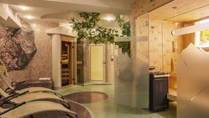 A sauna room with wooden walls, a glass door, and a bench. - Lapis Monti - Apartments & Suites  (Malles Venosta)