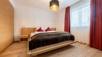 Superior-Apartment, 2 Schlafzimmer, Terrasse, zum Garten hin (72 Square Meters) | Allergikerbettwaren, Zimmersafe, Schreibtisch