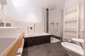 Departamento superior, 2 habitaciones, Terraza, en el área del jardín (72 Square Meters) | Baño | Regadera, regadera tipo lluvia, amenidades de baño gratuitas 