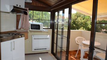 Studiolejlighed | Privat køkken | Kaffe-/temaskine, elkedel, køkkentøj/tallerkener/redskaber