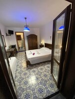 舒适双人房, 独立浴室, 泳池景观 | 防过敏的被褥、泰普尔床垫、迷你吧、客房内保险箱