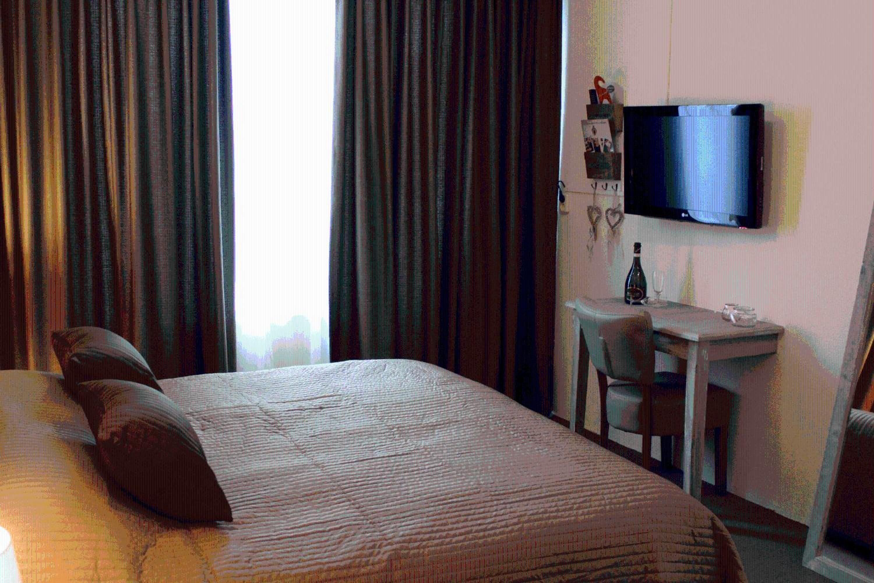 1 slaapkamer, een bureau, verduisterende gordijnen