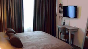 1 slaapkamer, een bureau, verduisterende gordijnen
