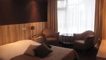 Habitación doble Confort | 1 habitación, escritorio y cortinas blackout