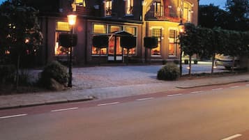 Voorkant accommodatie - avond/nacht
