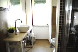 Junior Suite | Bathroom | Shower, free toiletries, hair dryer, bidet