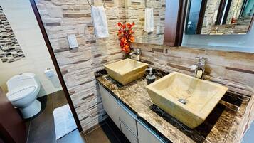 Lägenhet Standard | Badrum | Dusch, regndusch, gratis toalettartiklar och bidé