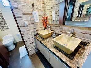 Departamento estándar | Baño | Regadera, regadera tipo lluvia, amenidades de baño gratuitas, bidet