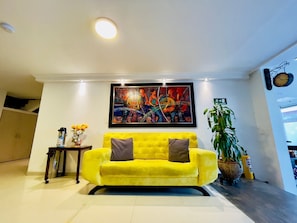 Habitación triple básica | Área de sala de estar