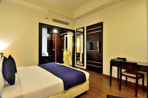 Deluxe Suite | Minibar, in-room safe, desk, iron/ironing board