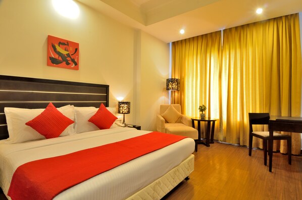 Minibar, in-room safe, desk, iron/ironing board