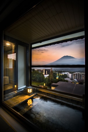 Free toiletries, hair dryer, slippers, bidet. Yumoto Niseko Prince Hotel Hirafutei