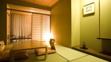 In-room safe, free WiFi, bed sheets