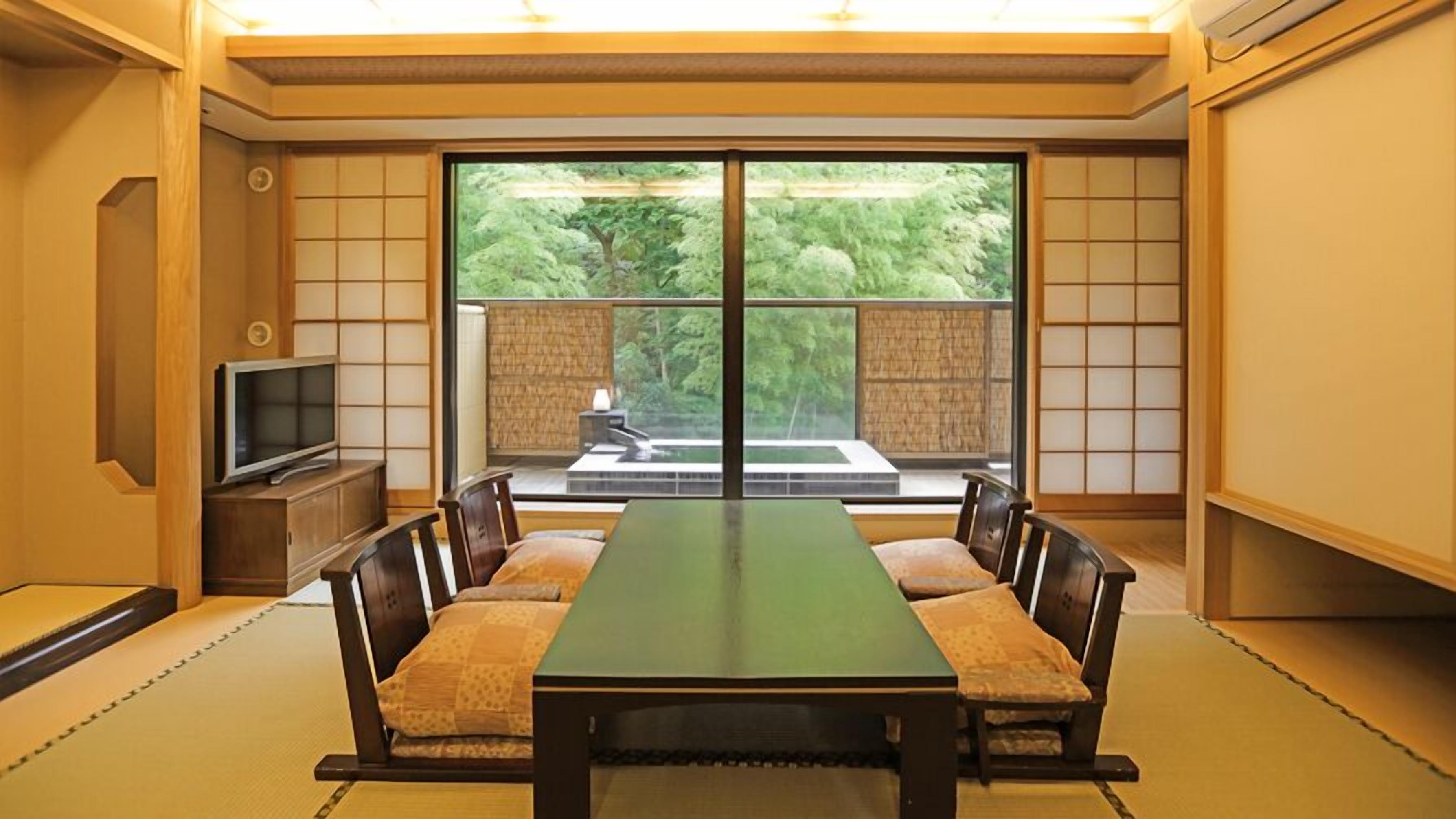 Een traditionele Japanse kamer met tatami vloerbedekking, een lage tafel en kussens.