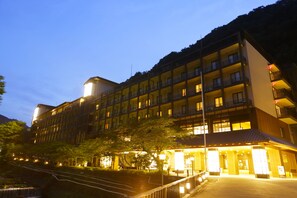 A multi-story hotel with a balcony on the upper floors, a covered entrance, and a parking area. - Hakone Yumoto Onsen Tenseien (Hakone)
