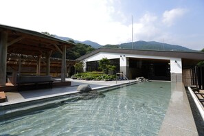 Bañera de hidromasaje al aire libre