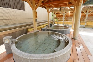 Bañera de hidromasaje al aire libre