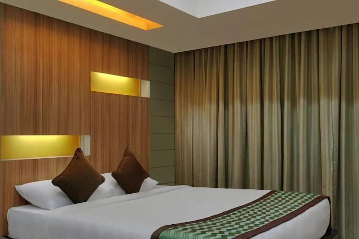 Peti besi dalam bilik, meja, kalis bunyi, seterika/papan seterika