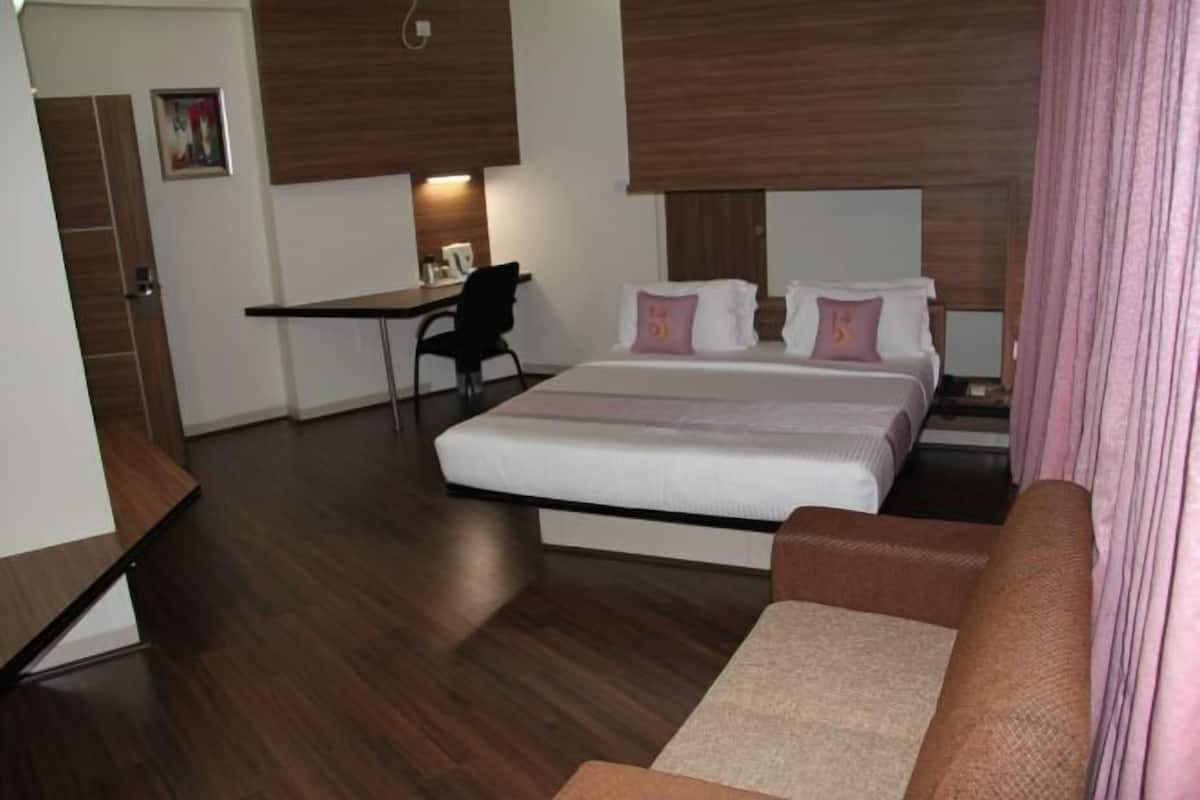 Luxe beddengoed, een minibar, een kluis op de kamer, een bureau