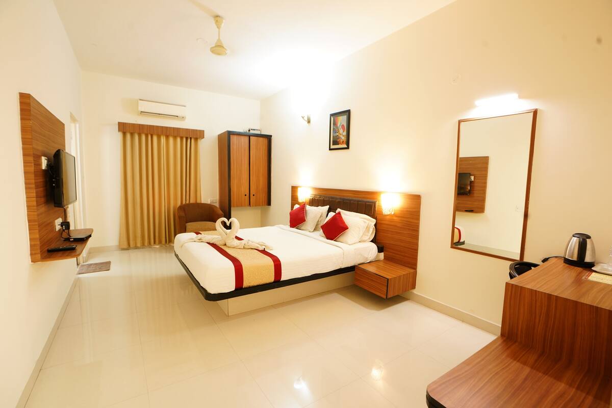 Executive Room | 1 bedroom, premium bedding, minibar, in-room safe