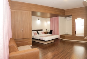 Premium kamer | Luxe beddengoed, een minibar, een kluis op de kamer, een bureau