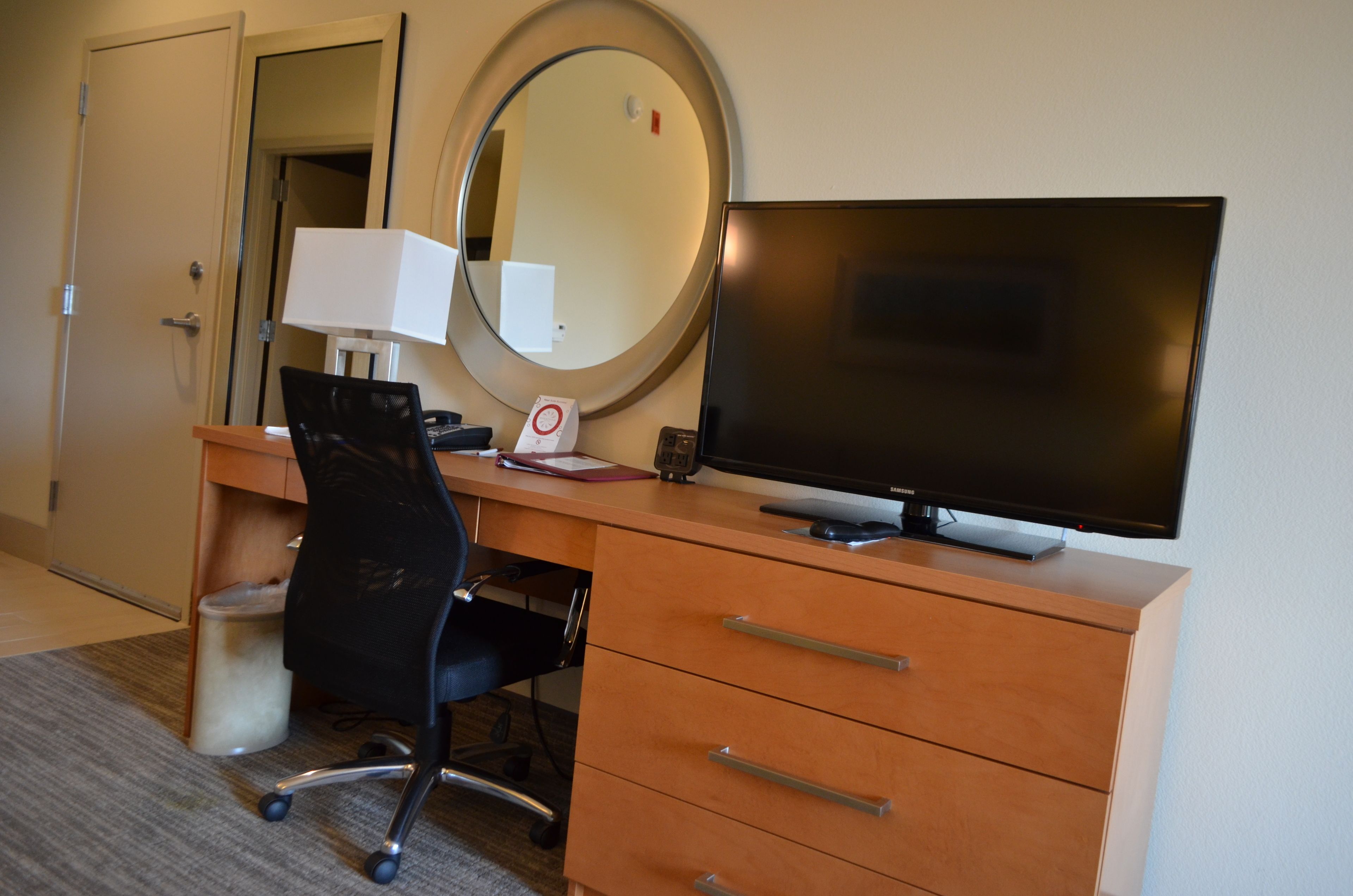 40-inch flat-screen tv with satellite channels, tv, mp3 dock