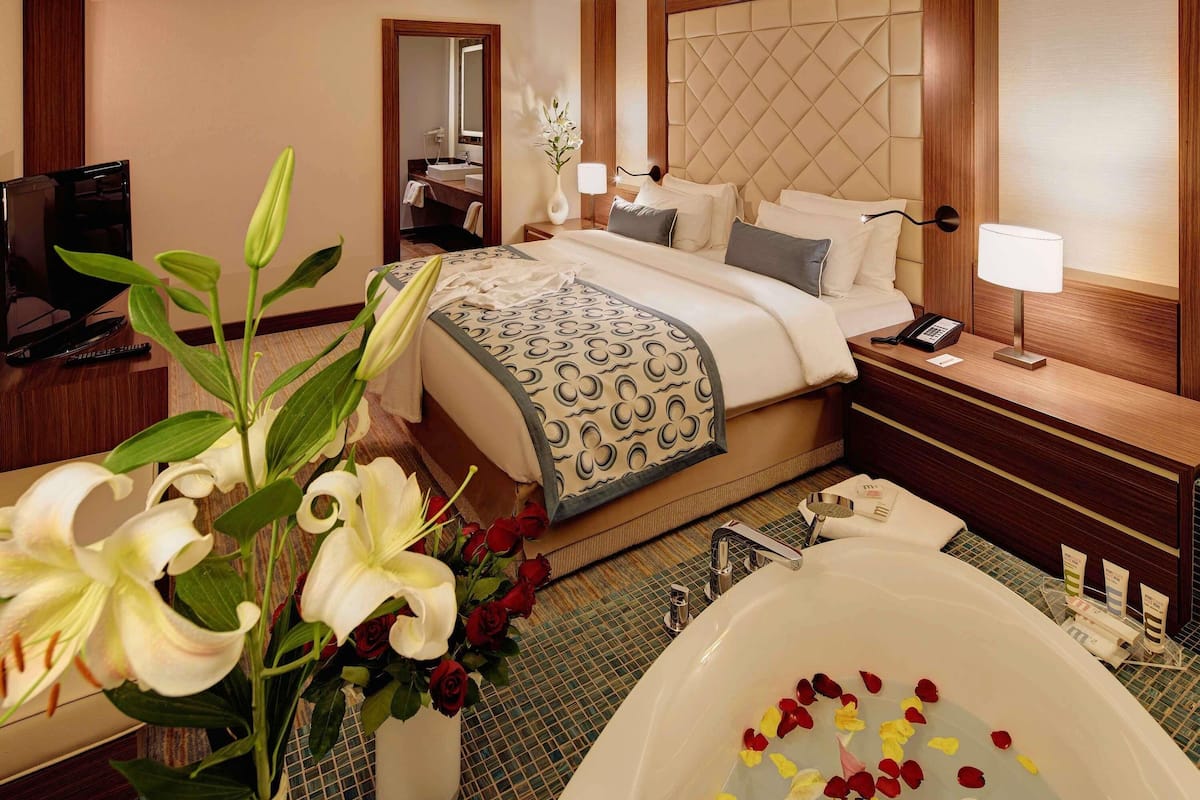 Suite superior, 1 cama Queen size y sofá cama | Edredón, minibar, caja de seguridad en la habitación y escritorio