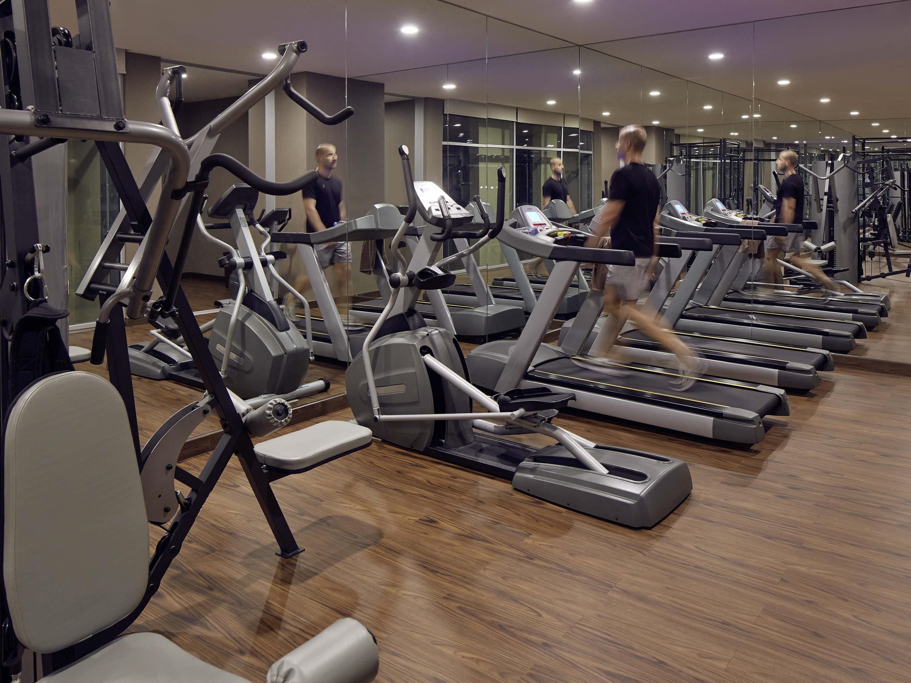 Una palestra con diverse tapis roulant ed ellittiche.