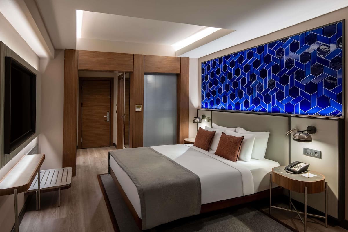 Edredón, minibar, caja de seguridad en la habitación y escritorio