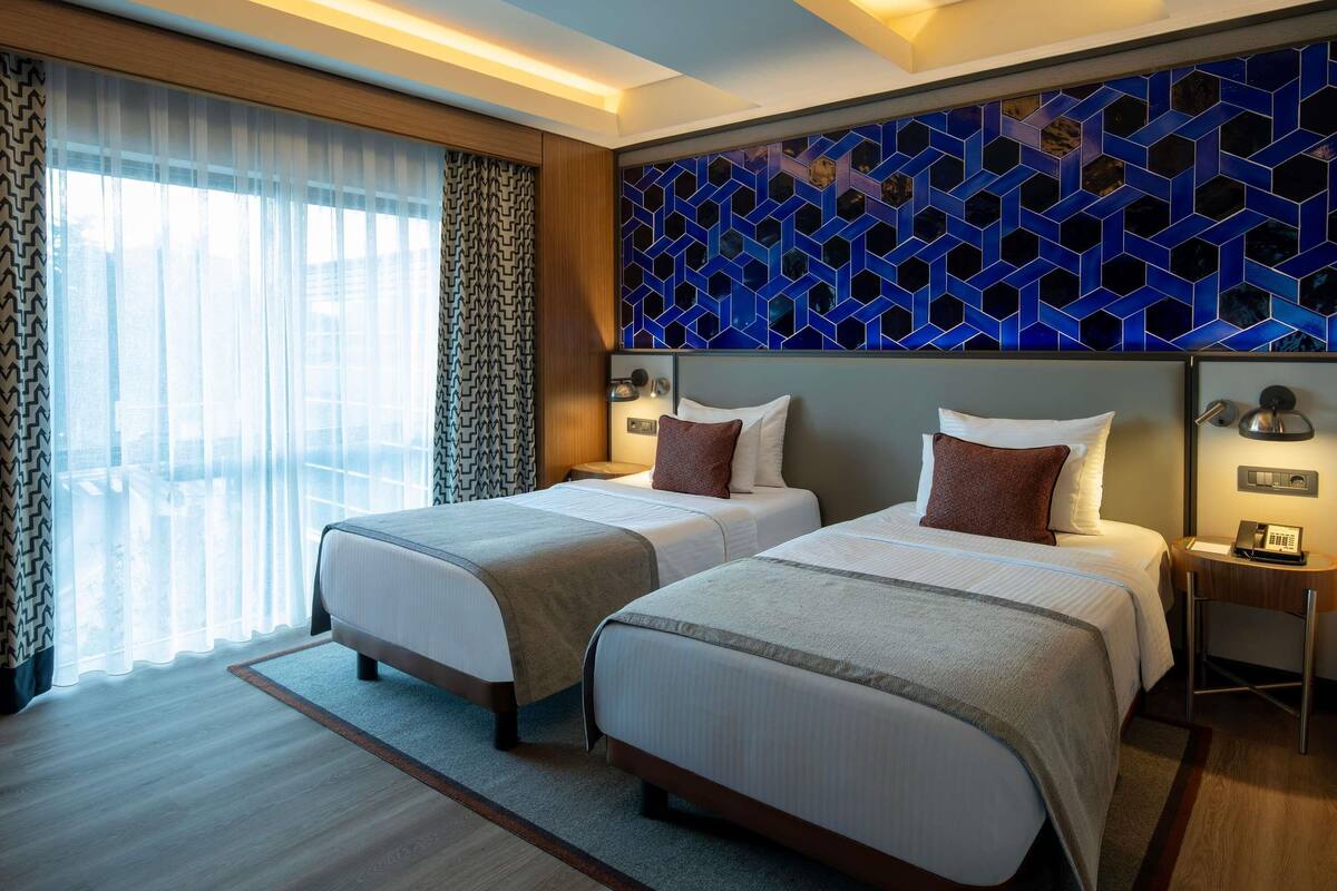 Junior suite, 2 eenpersoonsbedden | Donsdekens, een minibar, een kluis op de kamer, een bureau