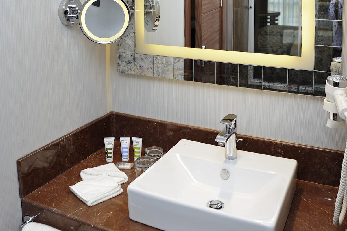 Dundyner, minibar, pengeskab på værelset, skrivebord