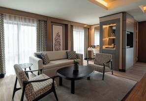 Suite júnior, 1 llit doble i sofà llit | Sala d'estar | Televisor de plasma 