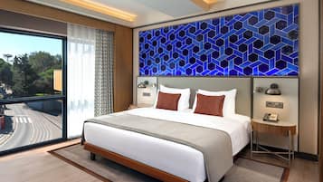 Cubrecamas, minibar, caja de seguridad en la habitación y escritorio