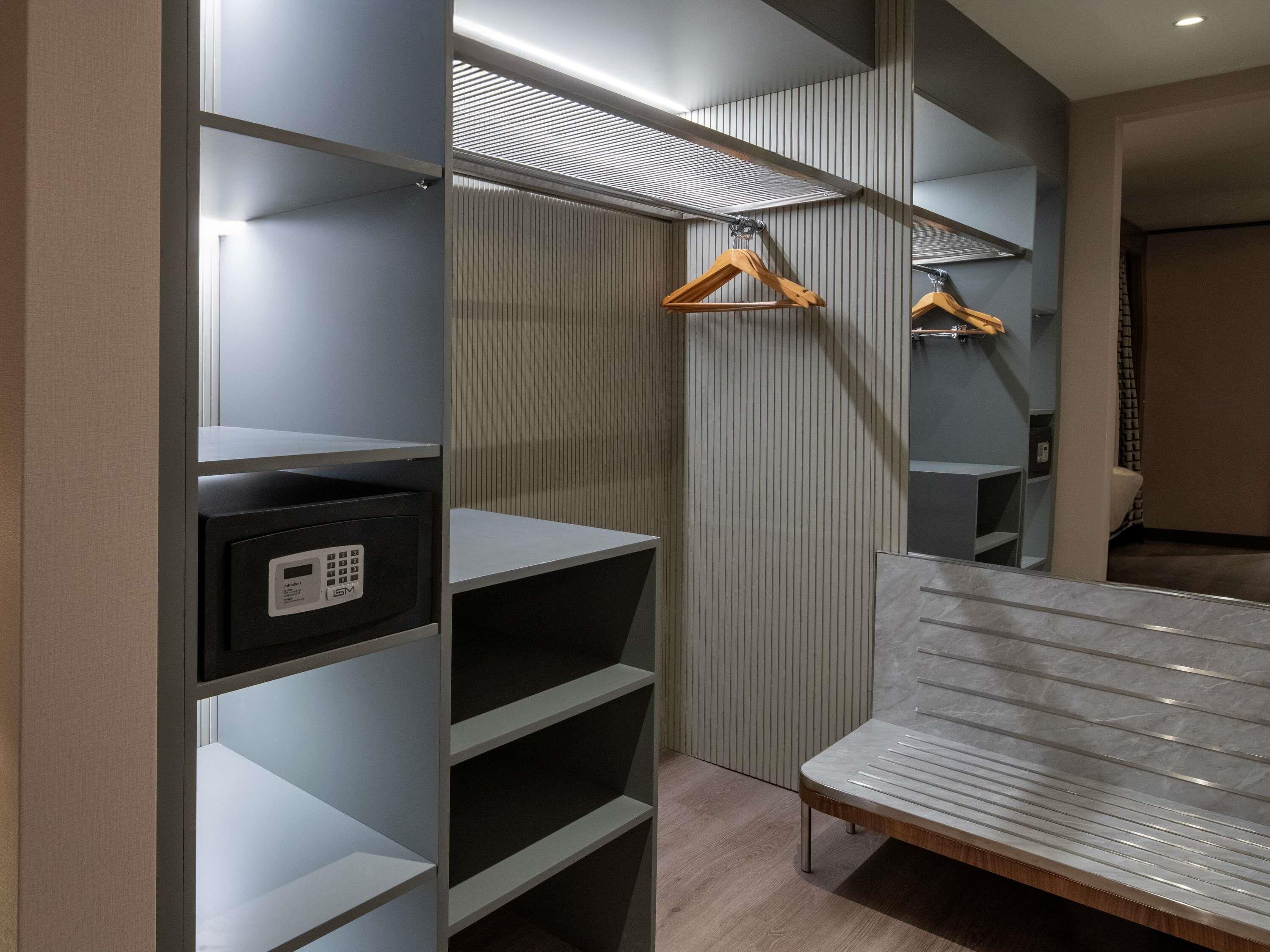 Une salle de bain moderne avec une douche, un banc et un miroir.