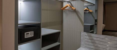 Une salle de bain moderne avec une douche, un banc et un miroir.