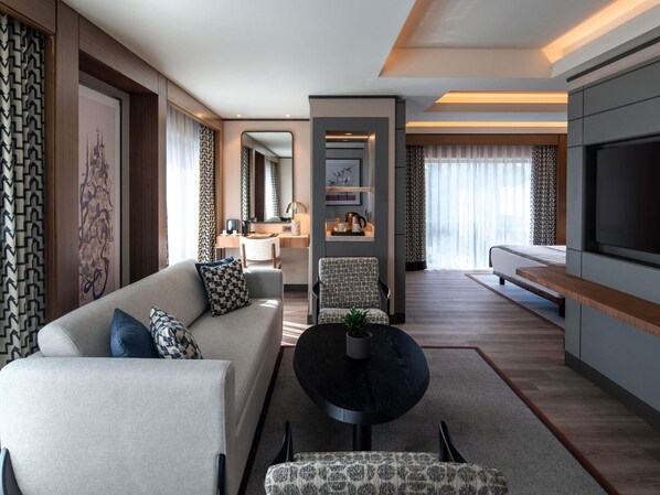 Suite – junior, 1 dobbeltseng med sovesofa | Dundyner, minibar, safe på rommet og skrivebord