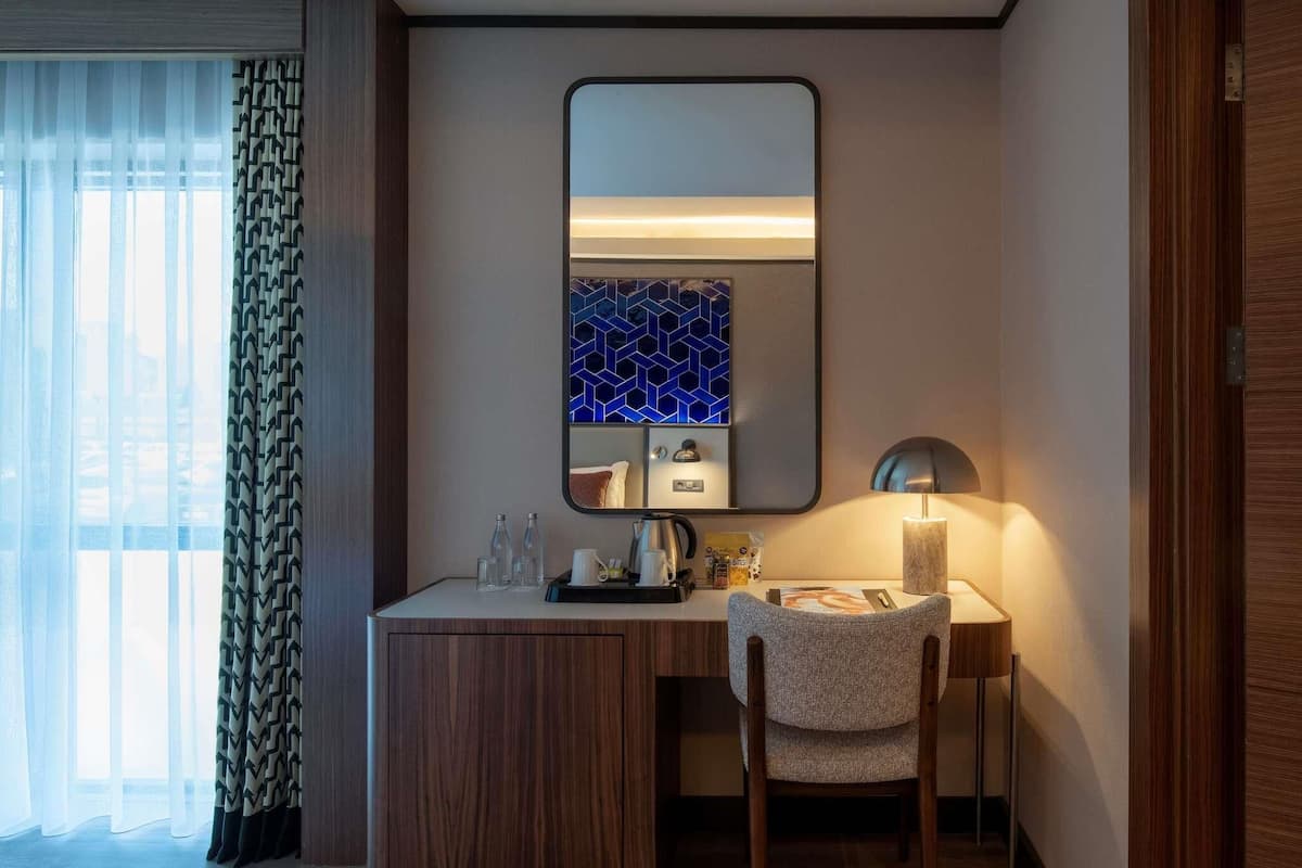 Phòng đôi Superior, 1 giường đôi | Chăn bông, minibar, két bảo mật tại phòng, bàn